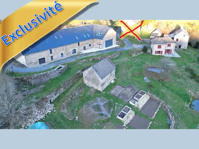 Millevaches, Corrèze 19: hameau presque entier à vendre rénové pour l’accueil, 76 ha de forêts, prairies, ruisseaux, sources… ZNIEFF et Natura 2000 oiseaux. Deux maisons, bâtiment d’accueil, fournil. SCI à reprendre.