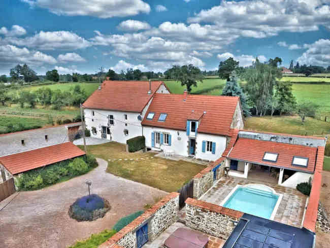 Propriété 3 habitations vendre en Combrailles: maison, 2 gîtes 3 étoiles; 3700 m² de parc: piscine, jardins, cuisine d’été, sauna, jacuzzi, terrasses, garages